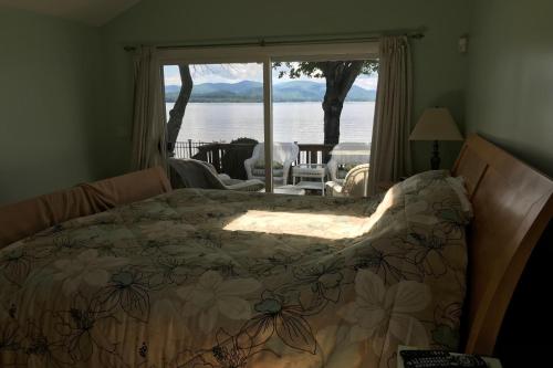 A bed or beds in a room at 4 Bed 2 Bath Vacation home in Ossipee