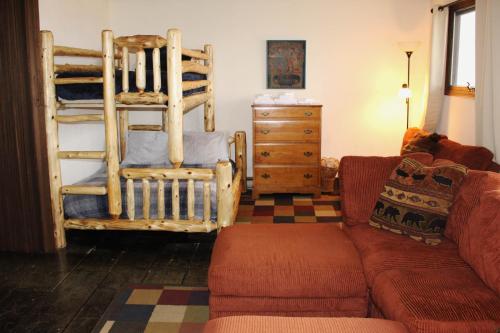 Divstāvu gulta vai divstāvu gultas numurā naktsmītnē 4 Bed 2 Bath Vacation home in Franconia