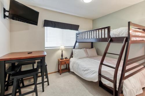 מיטה או מיטות קומותיים בחדר ב-3 Bed 2 Bath Apartment in Leavenworth