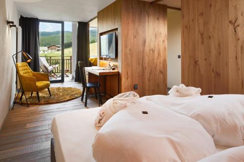 En eller flere senger på et rom på Alpine Spa Resort Sonnenberg