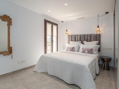 Cama o camas de una habitación en Marbella Old Town : Luxury Townhouse