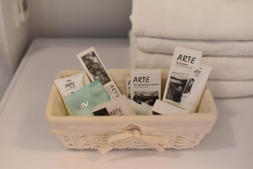 a basket filled with books on a table with towels at Nr 3 EUROPA22 Standard Apartament CENTRUM MIASTA Tomaszowa Mazowieckiego obok SZPITAL i ARENA LODOWA z wanną i bezpłatnym parkingiem NETFLIX MAX FREE Wielki słoneczny balkon Expresowe Łatwe Zameldowanie in Tomaszów Mazowiecki