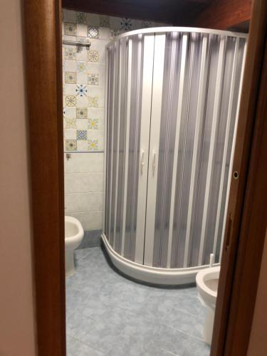 bagno con doccia e 2 servizi igienici di House Casa a Napoli