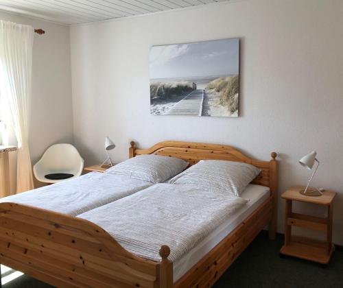 Ein Bett oder Betten in einem Zimmer der Unterkunft Gästehaus "Am Kampland" Whg. 3
