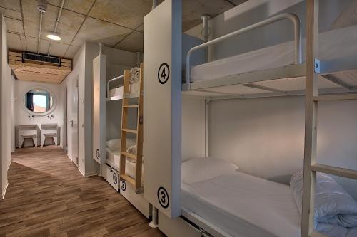 Katil dua tingkat atau katil-katil dua tingkat dalam bilik di Anda Venice Hostel