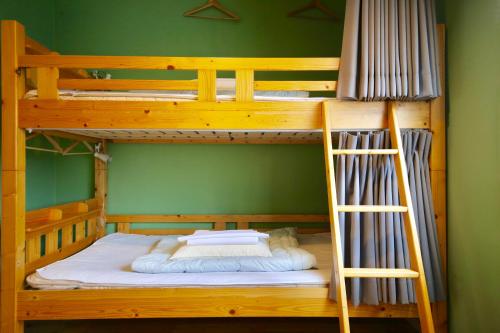 Postel nebo postele na pokoji v ubytování Greenwood Hostel
