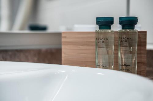 two bottles of liquids sitting on top of a counter at Hotel Fontermosa in Fonteblanda