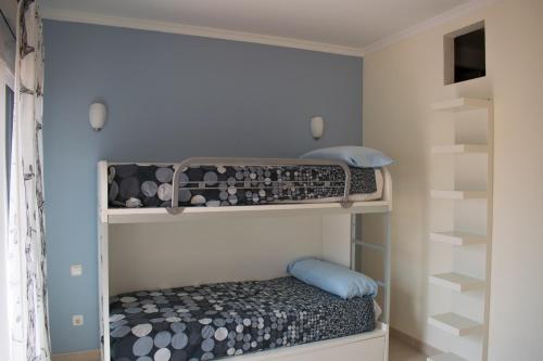 プエルト・デ・サンティアゴにあるLajas De Chapin FREE WIFIのベッドルーム1室(二段ベッド2組付)