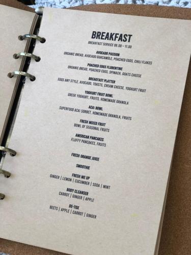 een menukaart voor een ontbijtrestaurant op een klembord bij Hotel Can Sastre in Santa Gertrudis de Fruitera