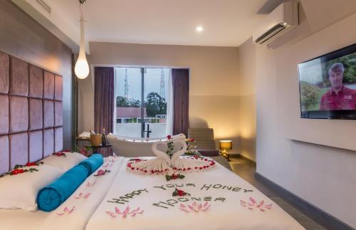 Ένα ή περισσότερα κρεβάτια σε δωμάτιο στο Damrei Angkor Hotel