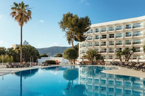 une grande piscine en face d'un hôtel dans l'établissement Aluasun Torrenova, à Palma Nova