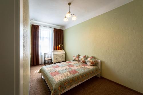 sypialnia z łóżkiem, komodą i oknem w obiekcie Best Stories Ap Bright Spacious 58sqm Free park w Rydze