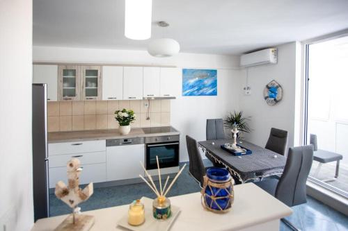 Kuchyň nebo kuchyňský kout v ubytování Newly renovated apartment ''Marin'' in the center!