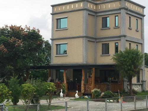 Bangunan di mana terletaknya rumah tamu ini