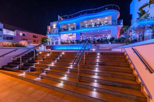 un edificio con escaleras delante de él por la noche en Tasia Maris Oasis, en Ayia Napa