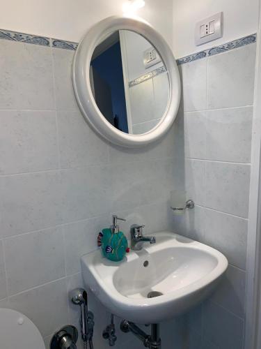uma casa de banho com um lavatório e um espelho em MAMA' em Anacapri