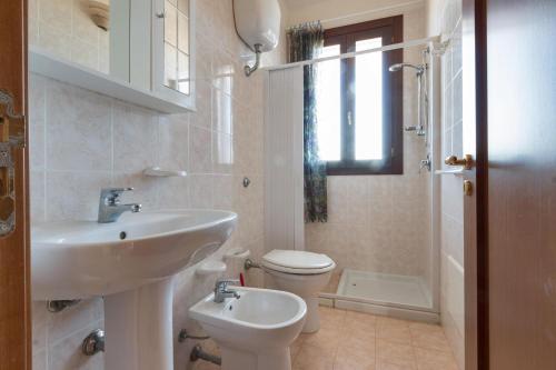 a bathroom with a sink and a toilet at L'Agrumeto a Marittima by BarbarHouse in Marittima