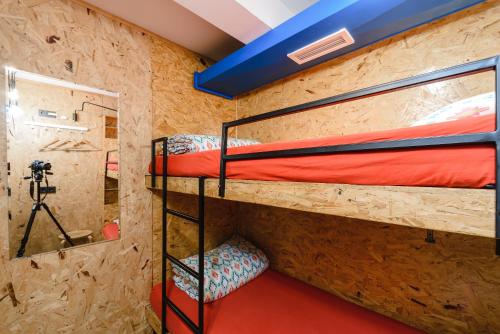سرير بطابقين أو أسرّة بطابقين في غرفة في Simple