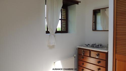 baño con lavabo, espejo y tocador en Gîte Aubance 5 Places Moulin de la Placette en Faye-dʼAnjou