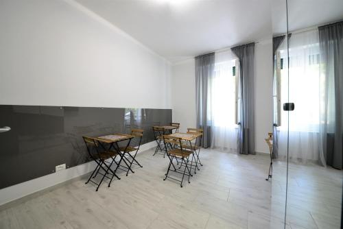 um grupo de mesas e cadeiras em uma sala em AFFITTACAMERE A CASA MIA em Roma