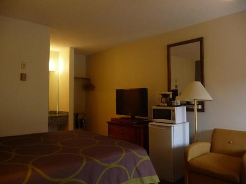 Super 8 by Wyndham Kamloops Eastにあるテレビまたはエンターテインメントセンター