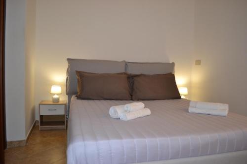 1 dormitorio con 1 cama con toallas en Suite Montegrappa, en Palermo