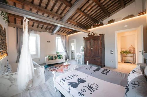 Meldola的住宿－Sogno Proibito，一间卧室,卧室内配有一张大床