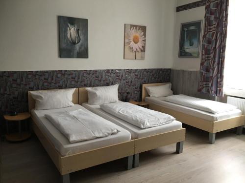 sypialnia z 2 łóżkami i oknem w obiekcie Gästezimmer Siminciuc w Akwizgranie