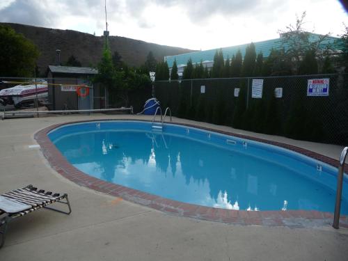 Super 8 by Wyndham Kamloops Eastの敷地内または近くにあるプール