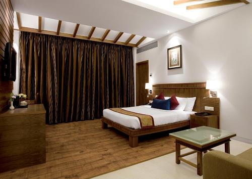 Katil atau katil-katil dalam bilik di Hotel Jewel of Chembur