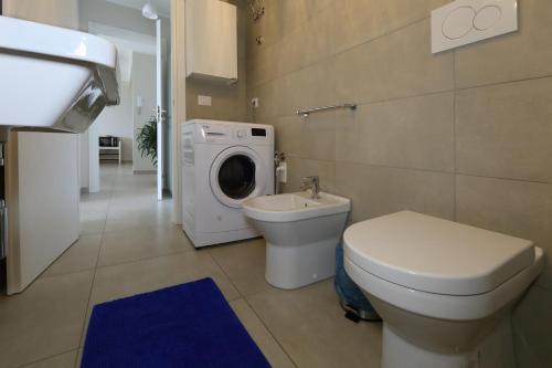 un bagno con lavatrice e WC di Olimpia's House a Taormina