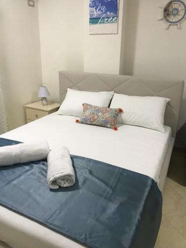 - un grand lit blanc avec une serviette dans l'établissement Eva’s Apartment, à Golem