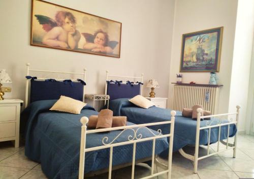 een slaapkamer met 2 bedden en een schilderij aan de muur bij Casa Scalini in Como