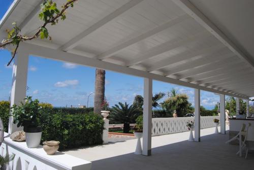 a white pergola with a view of the ocean at SANTA VENERE Apartments "PARCHEGGIO interno MOTO-AUTO" Ricarica auto Elettriche in Tropea