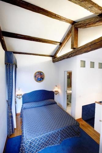 a bedroom with a blue bed in a room at Ca' Angeli in Venice