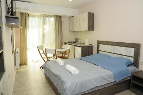 ein Schlafzimmer mit einem Bett mit zwei Kissen darauf in der Unterkunft Borjomi Apartments Apart Hotel in Bordschomi