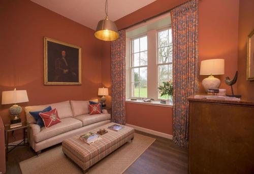 sala de estar con sofá y ventana en The Sculleries at Thirlestane Castle, en Lauder