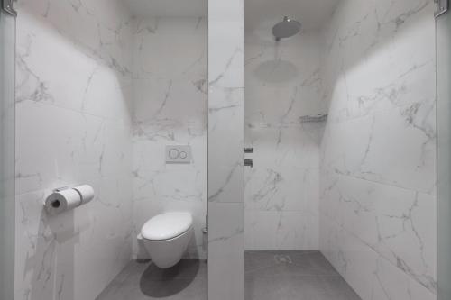 
A bathroom at Grand Hotel Valies
