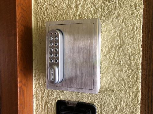 a close up of a door handle on a wall at Ferienwohnung Weinbergliebe am Tuniberg zwischen Freiburg und Frankreich in Merdingen