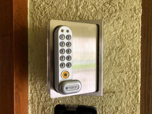 a remote control attached to a wall with a door at Ferienwohnung Weinbergliebe am Tuniberg zwischen Freiburg und Frankreich in Merdingen