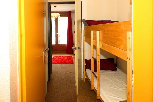 a hallway with two bunk beds in a room at Studio Résidence Glières in Bourg-Saint-Maurice
