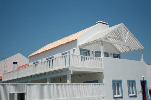 un edificio de apartamentos blanco con balcón blanco en Recantus Comporta, en Comporta