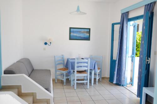 uma sala de estar com uma mesa e um sofá em Galeana Beach Hotel em Platanes