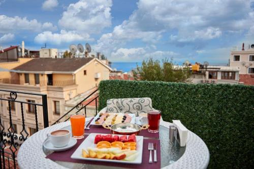 einen Tisch mit einem Tablett mit Speisen auf dem Balkon in der Unterkunft Albinas Hotel Old City in Istanbul