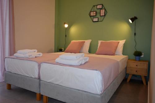 ein Schlafzimmer mit einem Bett mit Handtüchern darauf in der Unterkunft Balos Residence private pool Seafront Seaview in Kissamos