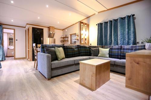 uma sala de estar com um sofá e uma mesa em Sandy Balls Holiday Village em Fordingbridge