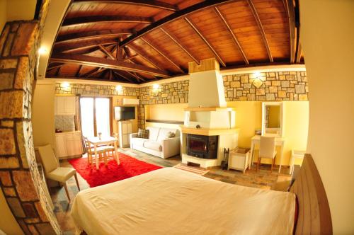 een slaapkamer met een bed en een woonkamer bij Oreiades Houses in Kardítsa