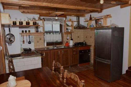 Köök või kööginurk majutusasutuses Drewniany domek z piernika