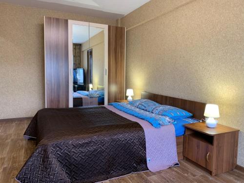 アンガルスクにあるАпартаменты LUX в центреのベッドルーム(大型ベッド1台、鏡付)