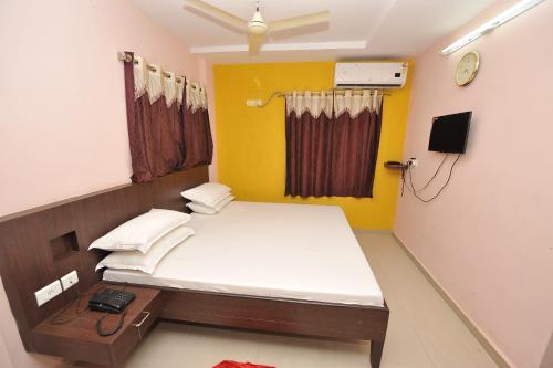 a room with a bed in a hospital room at Shree Lakshmi Guest House in Visakhapatnam